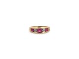une bague en or jaune sertie de saphirs roses et de diamants