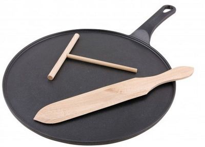 1830 / Crêpière en fonte avec spatule et racloir en boi…