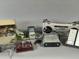 un grand nombre d'appareils électroniques posés sur une table