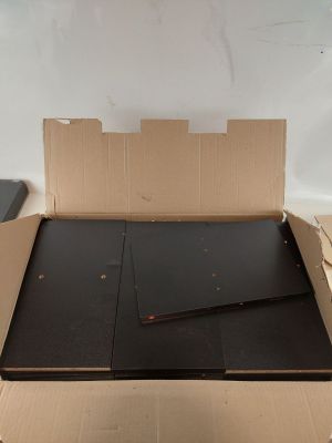 un carton contenant un meuble