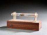 une lampe fixée à un bloc de bois
