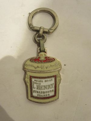 une photo d'un porte-clés sur lequel figure une bouteille de bière