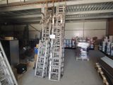 de nombreuses piles d'échelles métalliques dans un entrepôt
