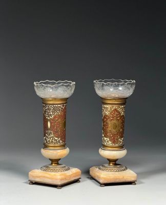 paire de vases ornés de motifs dorés et rouges, reposant sur des socles en marbre