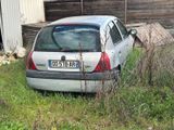 une voiture argentée garée dans l'herbe