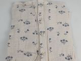 un gros plan sur une chemise blanche ornée de fleurs bleues