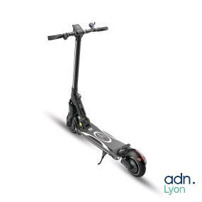 gros plan d'un scooter sur fond blanc