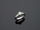 une bague en diamant à une seule pierre, par van cleef