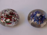 deux boules de verre posées sur une table