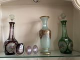 de nombreux vases sur les étagères de la pièce