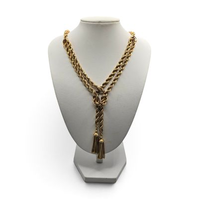 Le collier est composé d'une chaîne en or à laquelle est suspendu un pompon.