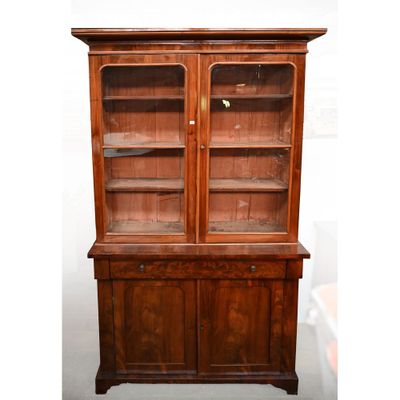 une grande armoire en bois avec des portes vitrées et des tiroirs