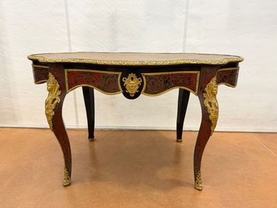 TABLE de milieu en bois noirci et marqueterie de type Boulle…