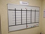 un tableau blanc accroché au mur d'une pièce
