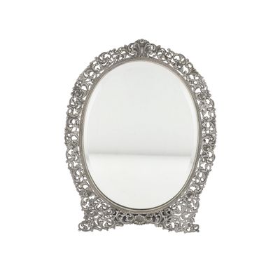 un gros plan d'un miroir posé sur une surface blanche, avec un fond blanc