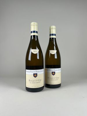 deux bouteilles de vin blanc posées l'une à côté de l'autre sur une table