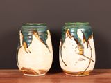 deux vases posés sur une table