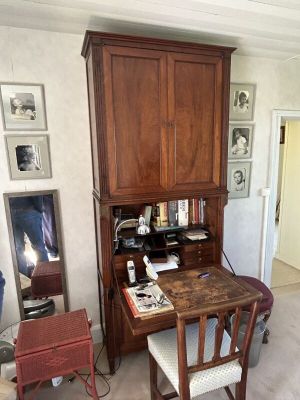 un bureau avec une chaise et une armoire dans la pièce