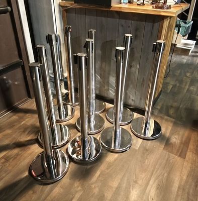 quatre socles en acier inoxydable posés au sol dans la cuisine