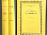 deux livres sont posés l'un à côté de l'autre sur une table
