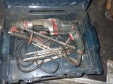 une boîte à outils contenant des outils, posée sur le sol