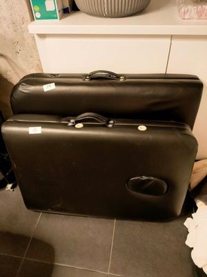 deux bagages posés l'un à côté de l'autre sur le sol
