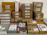 de nombreux cartons d'équipements électroniques posés sur le sol