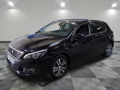 la voiture noire est garée sur un sol en damier dans le garage