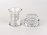 deux bougeoirs en verre transparent posés sur une surface blanche