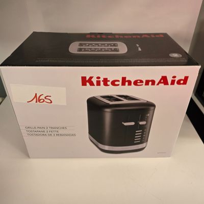La boîte d'un grille-pain KitchenAid est posée sur un plan de travail.