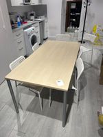 - 1 table rectangulaire en mélaminé imitation bois (à démont…