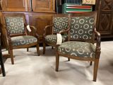 deux chaises en bois avec un revêtement à motifs, rembourré, rembourré, rembourré, rembourré, rembourré, rembourré, rembourré, rembourré, rembourré