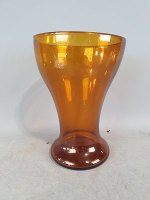 un vase en verre posé sur une table