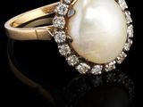 une bague ancienne ornée de perles et de diamants