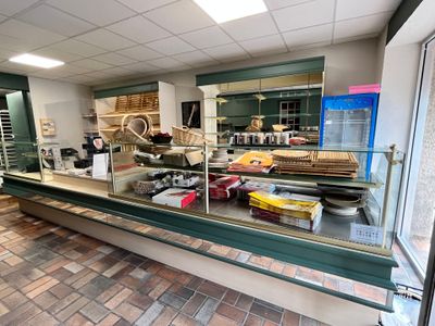 une photo d'une boulangerie dont le comptoir est rempli de pâtisseries