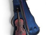 un violon dans un étui avec un archet à l'intérieur