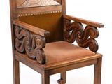 une image représentant une chaise en bois avec une assise marron et un coussin marron