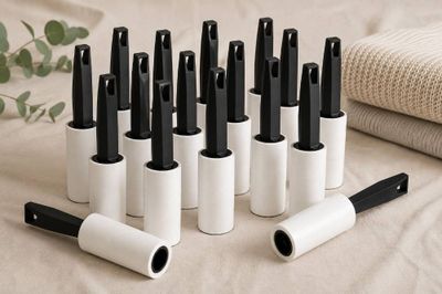 tout un tas de stylos posés sur un lit