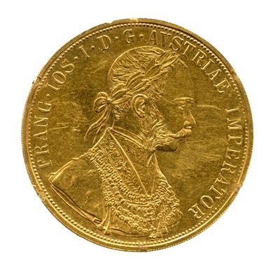 gros plan d'une pièce d'or sur fond blanc