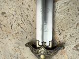 un très long couteau accroché au mur