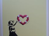 Une fille de Banksy tenant une bouée de sauvetage ornée d'un cœur
