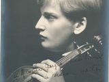 photographie en noir et blanc d'une femme tenant un violon entre ses mains