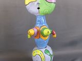 une figurine représentant un personnage de dessin animé sur fond gris