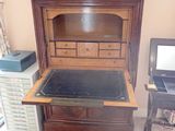 un bureau sur lequel est posé un ordinateur portable dans une pièce