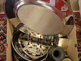 une boîte contenant de nombreux objets