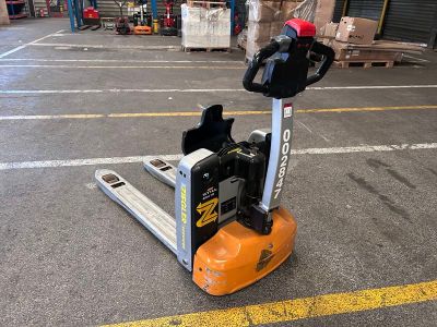 un chariot élévateur qui se trouve au milieu d'un parking