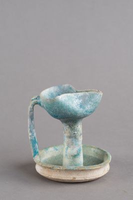 une petite tasse et une soucoupe sur lesquelles repose une cuillère