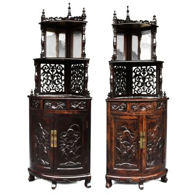 Paire d'encoignures indochinoises en bois sculpté à décor de…