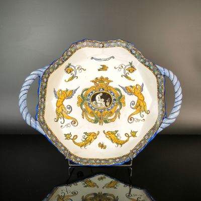 une assiette décorative sur laquelle figure l'image d'une femme