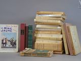plusieurs livres sont empilés sur une table